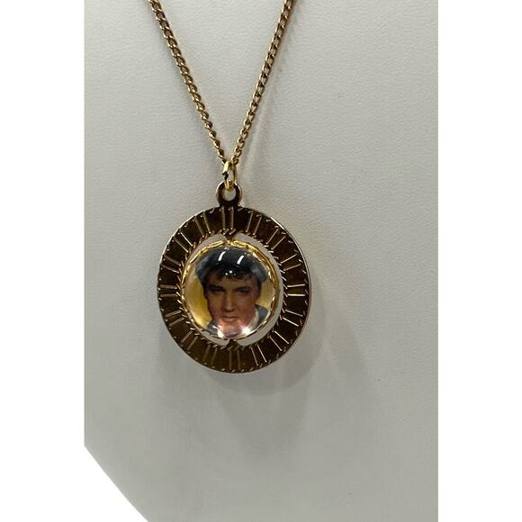 Vintage 1977 Elvis Presley Spinning Photo Goldtone Necklace Pendant
King Of Rock - Picture 4 of 13